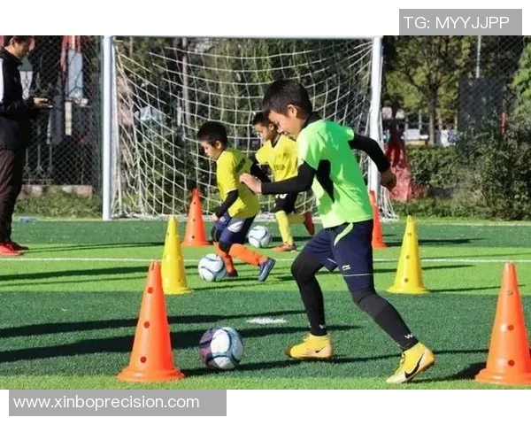 如何训练像球星一样踢足球