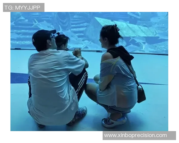 足坛巨星赛场挥洒激情私下变女儿奴日常宠娃画面温馨感爆棚